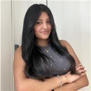 Estudiante titulada de Educación Secundaria y 1° Bachillerato ayudando con deberes a niños de 4-10 años